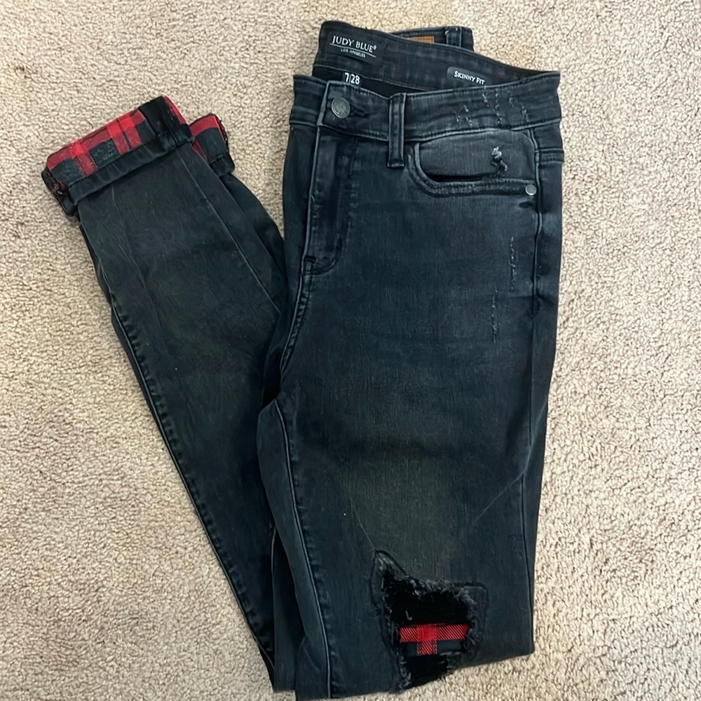 Women’s Judy Blue Skinny Fit Jeans with Flannel cuffs and knee cutout Size 28/7